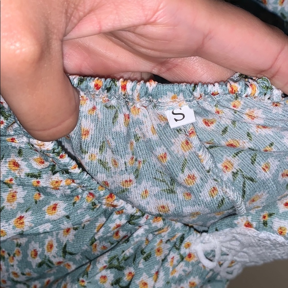 New lace foral Top - Picture 4 of 5